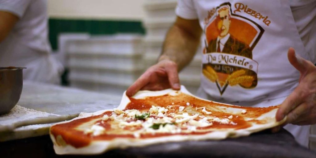 Pizza Margarita v podniku L'Antica Pizzeria da Michele