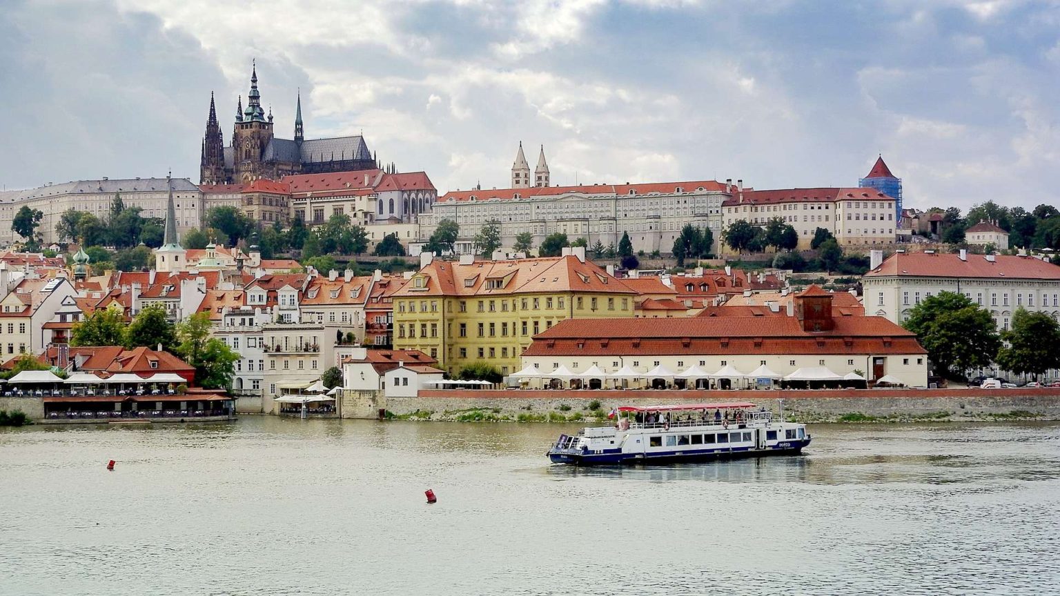 Hrad zveřejnil platy. Kolik si vydělá Ovčáček či Mynář?