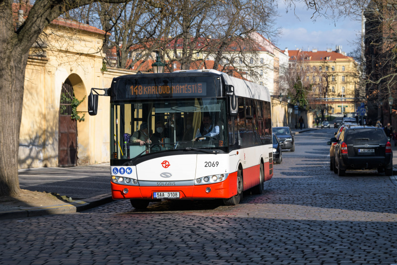 Všechny zastávky jsou na znamení